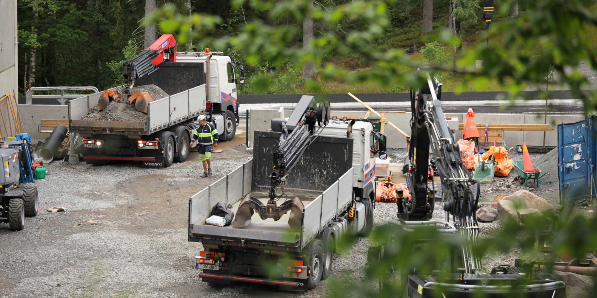 Byggarbetsplats med bilar