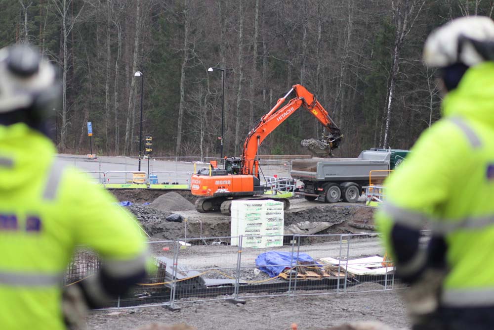 Två anställda som kollar på en byggarbetsplats