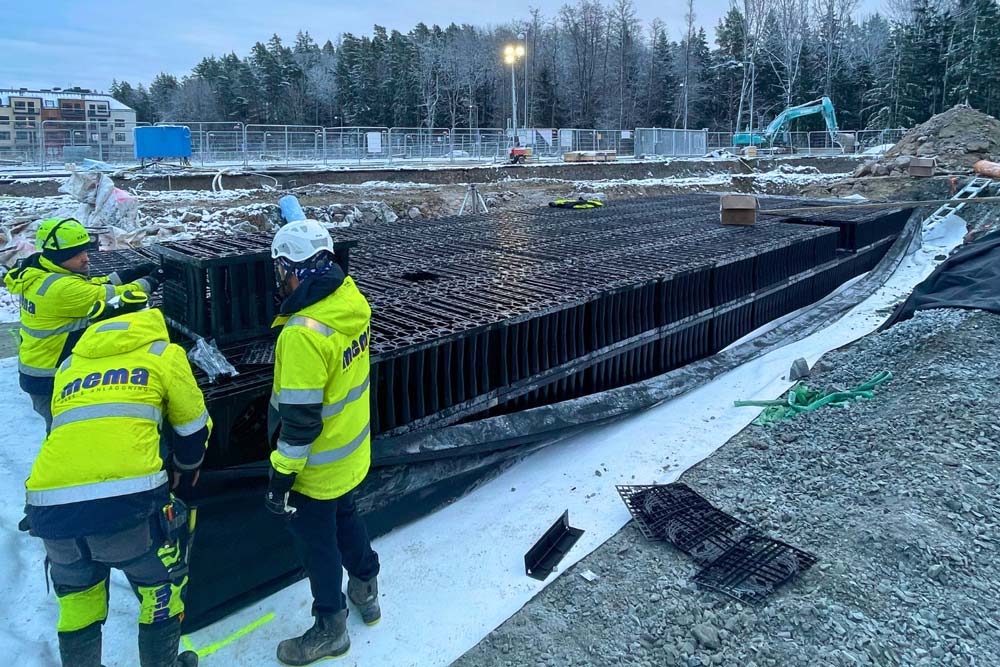 Grundisoleringsarbete och tre kollegor