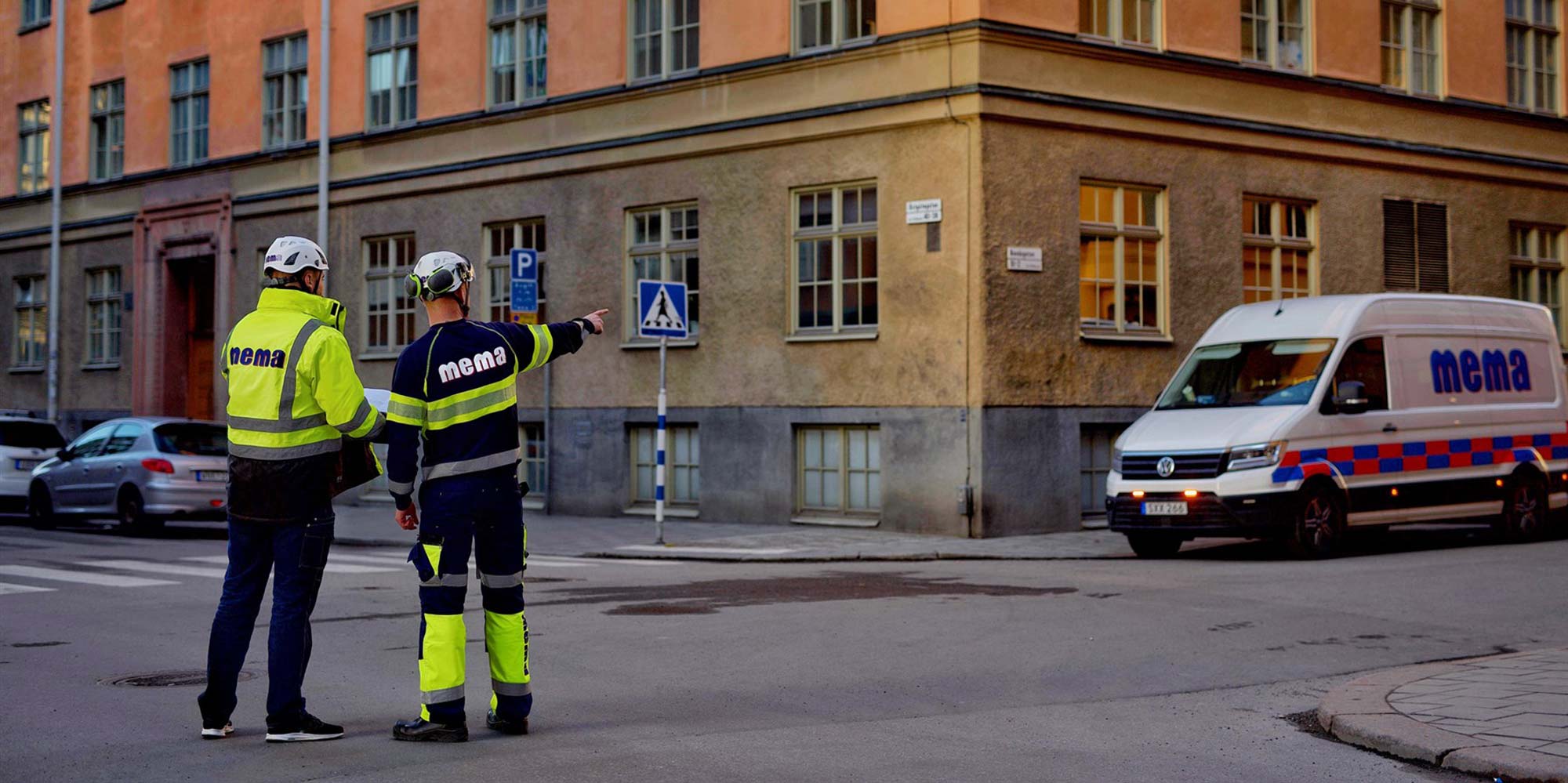 Två MEMA kollegor på gatan