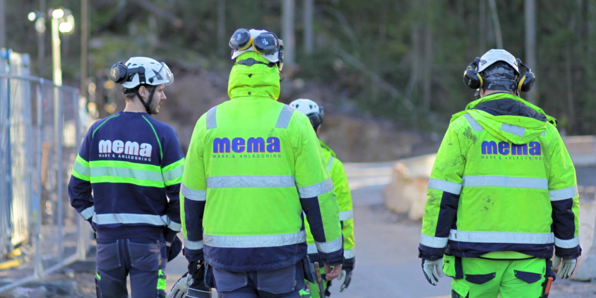 MEMA anställda med arbetskläder