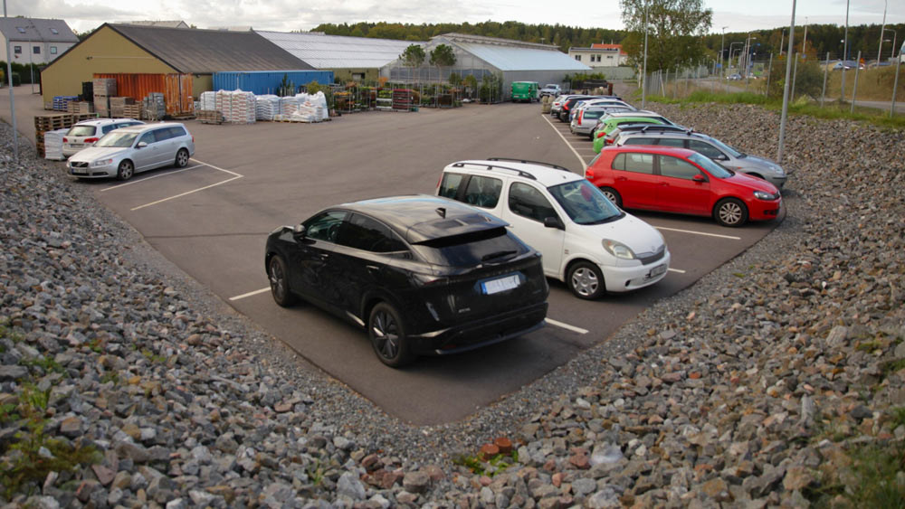 Parkeringen framför Hässelby Blommor
