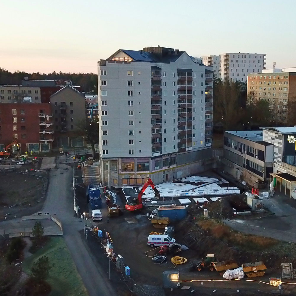 Ett höghus vid en byggarbetsplats