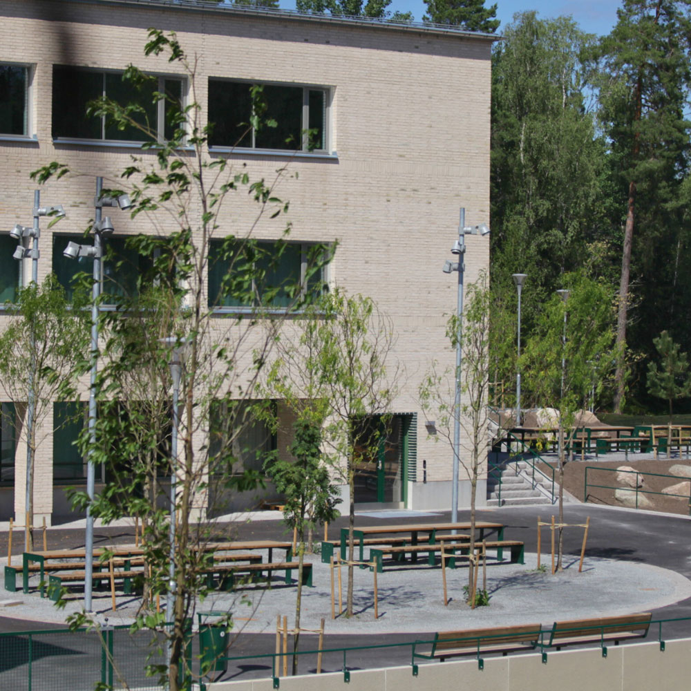 En skola i grått tegel