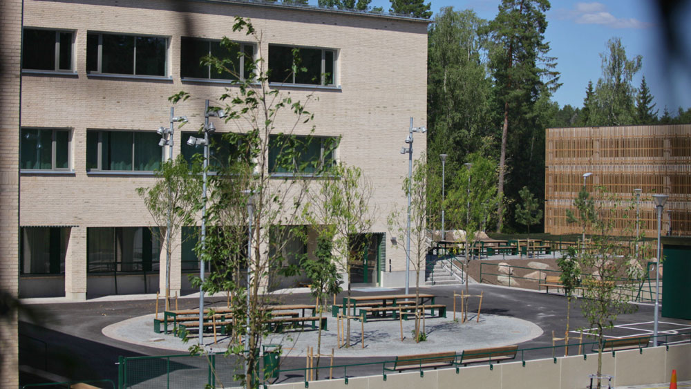 En skola i grått tegel