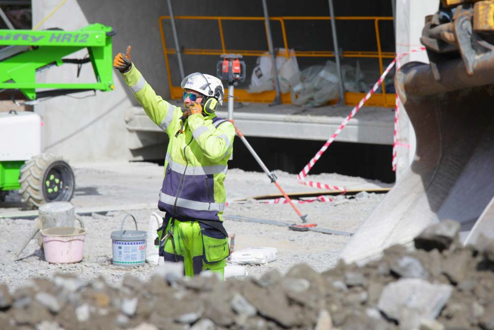 Tummen upp från en medarbetare på MEMAB